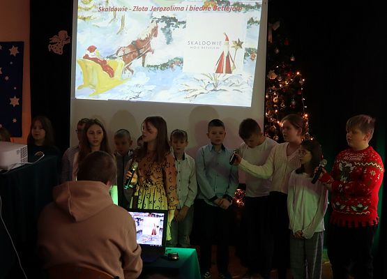 uczniowie śpiewają kolędę