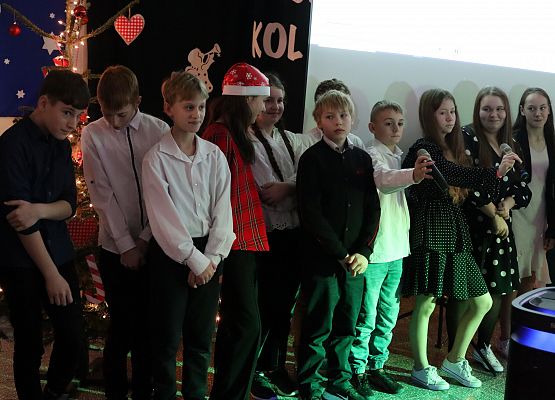 uczniowie śpiewają kolędę