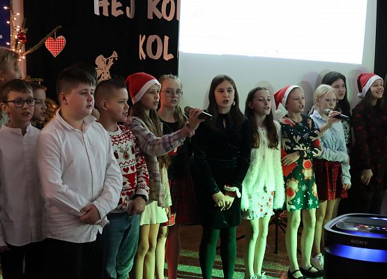 uczniowie śpiewają kolędę