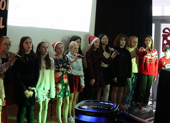 uczniowie śpiewają kolędę