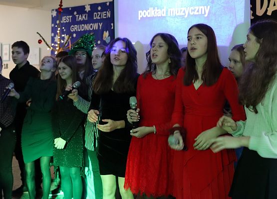 uczniowie śpiewają kolędę