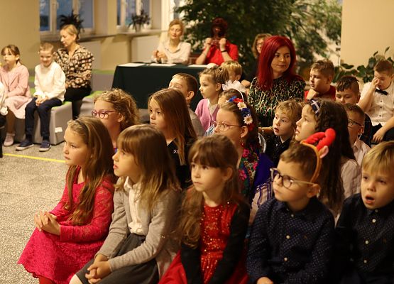 uczniowie oglądają występy swoich kolegów i koleżanek