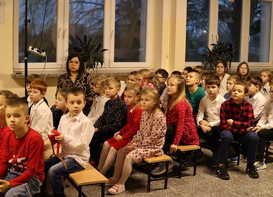 uczniowie oglądają występy swoich kolegów i koleżanek