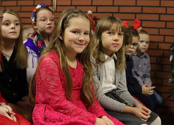 uczniowie oglądają występy swoich kolegów i koleżanek