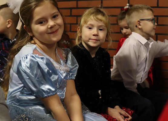 uczniowie oglądają występy swoich kolegów i koleżanek