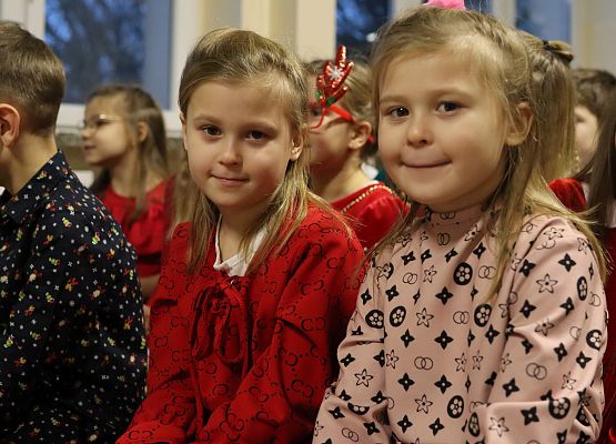 uczniowie oglądają występy swoich kolegów i koleżanek