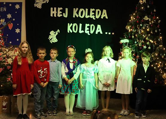 uczniowie stoją na scenie