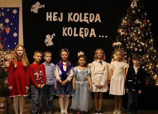 uczniowie stoją na scenie