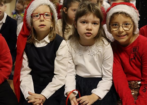 dzieci oglądają występy