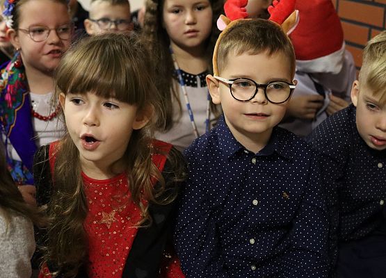 uczniowie śpiewają