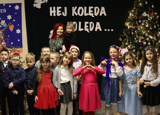 uczniowie z nauczycielką stoją na scenie