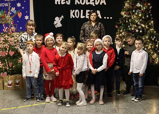 uczniowie z nauczycielką stoją na scenie