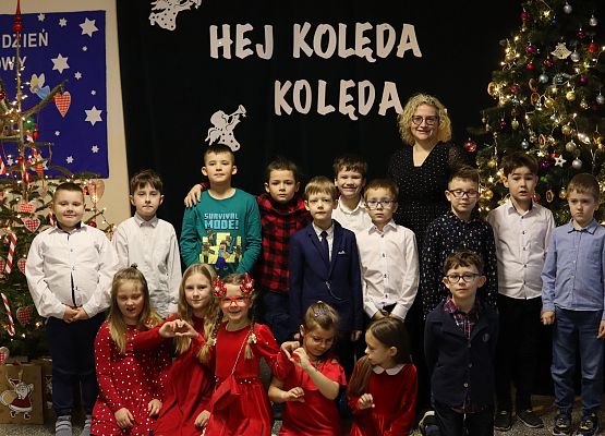 uczniowie z nauczycielką stoją na scenie