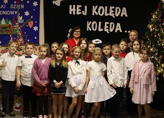 uczniowie z nauczycielką stoją na scenie