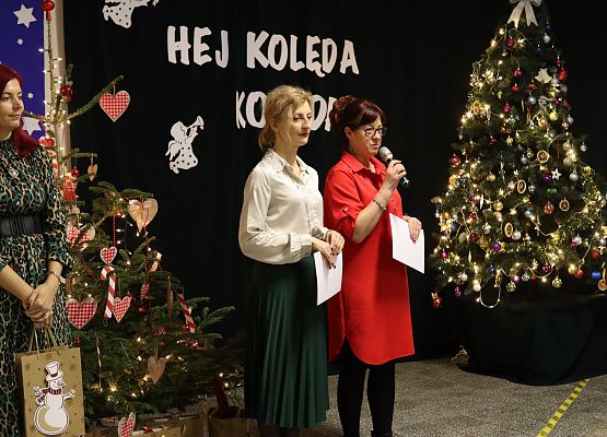 nauczycielka ogłasza wyniki konkursu