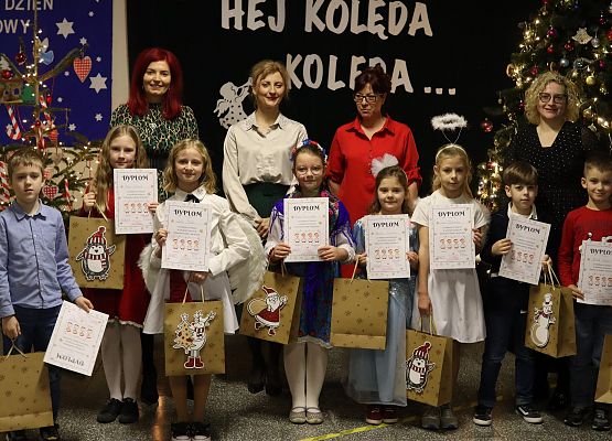 uczniowie prezentują dyplomy