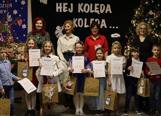 uczniowie prezentują dyplomy