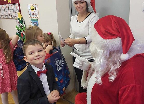 Mikołaj wręcza dzieciom prezenty