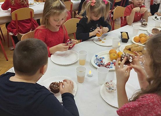 dzieci podczas słodkiego poczęstunku