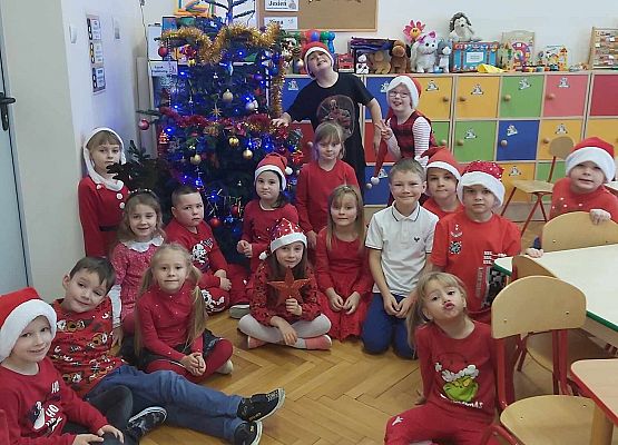 dzieci stoją przy choince