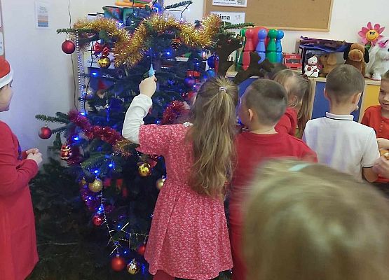 dzieci ubierają choinkę