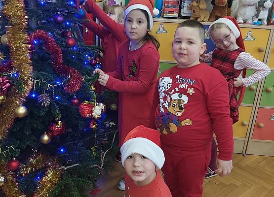 dzieci stroją świąteczne drzewko