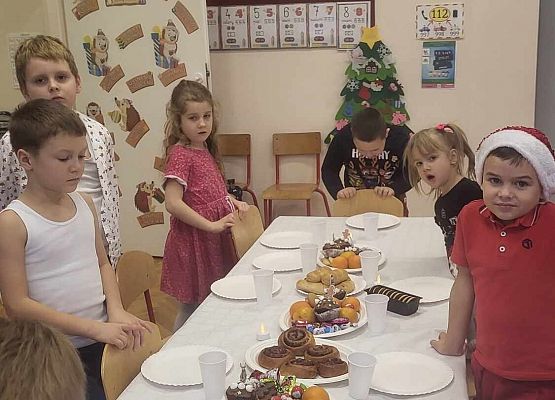 dzieci przygotowują świąteczny stół