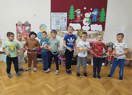 chłopcy trzymają długi łańcuch chionkowy