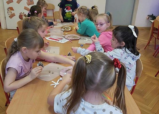 dzieci wykonują ozdoby choinkowe