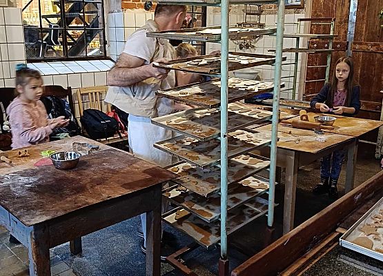 na stojaku leżą blachy z piernikami