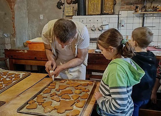 piekarz dekoruje pierniczki