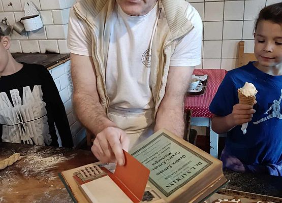 piekarz pokazuje książkę