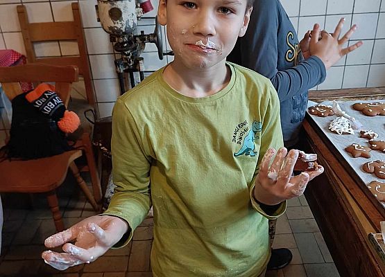 chłopcy dekorują pierniczki