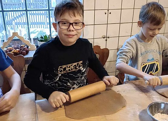 chłopcy wałkują ciasto