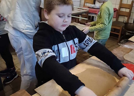 chłopcy wałkują ciasto