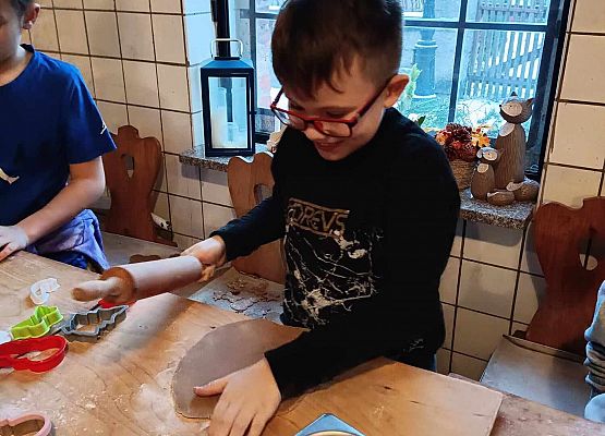 chłopiec wałkuje ciasto