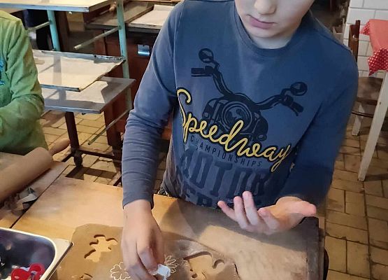 chłopiec wykrawa pierniczki