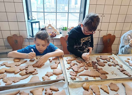 dzieci dekorują pierniczki