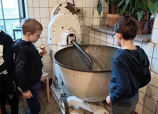 uczniowie oglądają maszyny piekarnicze