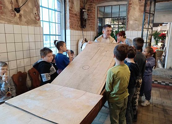 uczniowie w piekarni