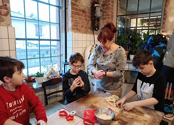 uczniowie w piekarni