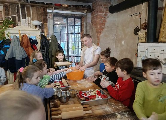 uczniowie w piekarni