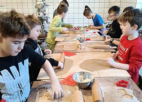 uczniowie w piekarni