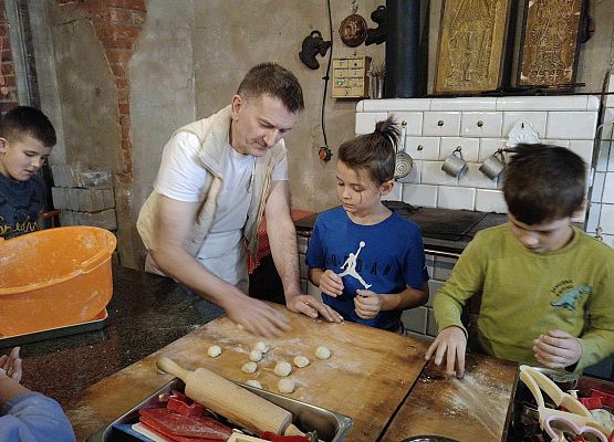 piekarz wykonuje ciastka