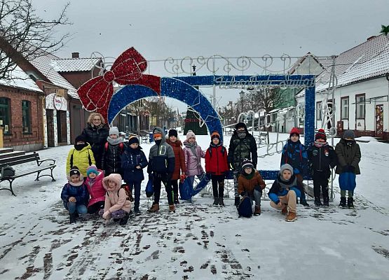 zdjęcie grupowe dzieci przy świątecznej dekoracji