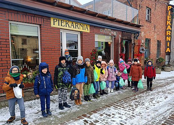 zdjęcie grupowe dzieci przy piekarni