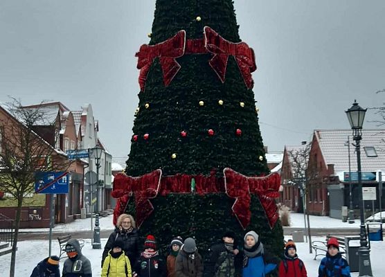 zdjęcie grupowe dzieci przy świątecznej choince