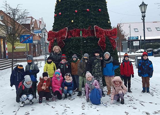 zdjęcie grupowe dzieci przy świątecznej choince