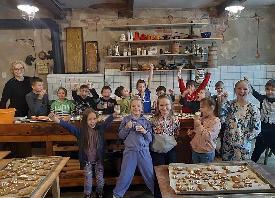 zdjęcie grupowe dzieci w piekarni