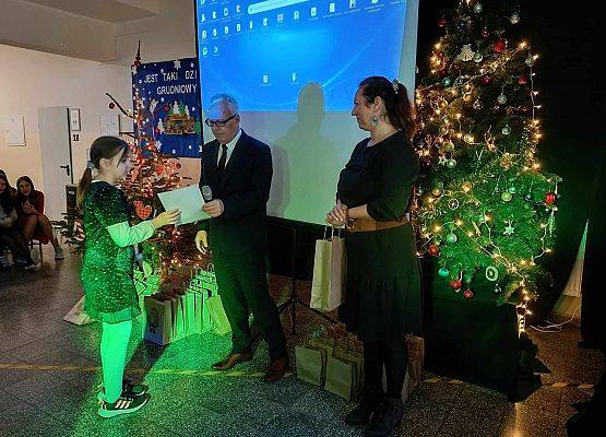 uczeń odbiera nagrodę i dyplom